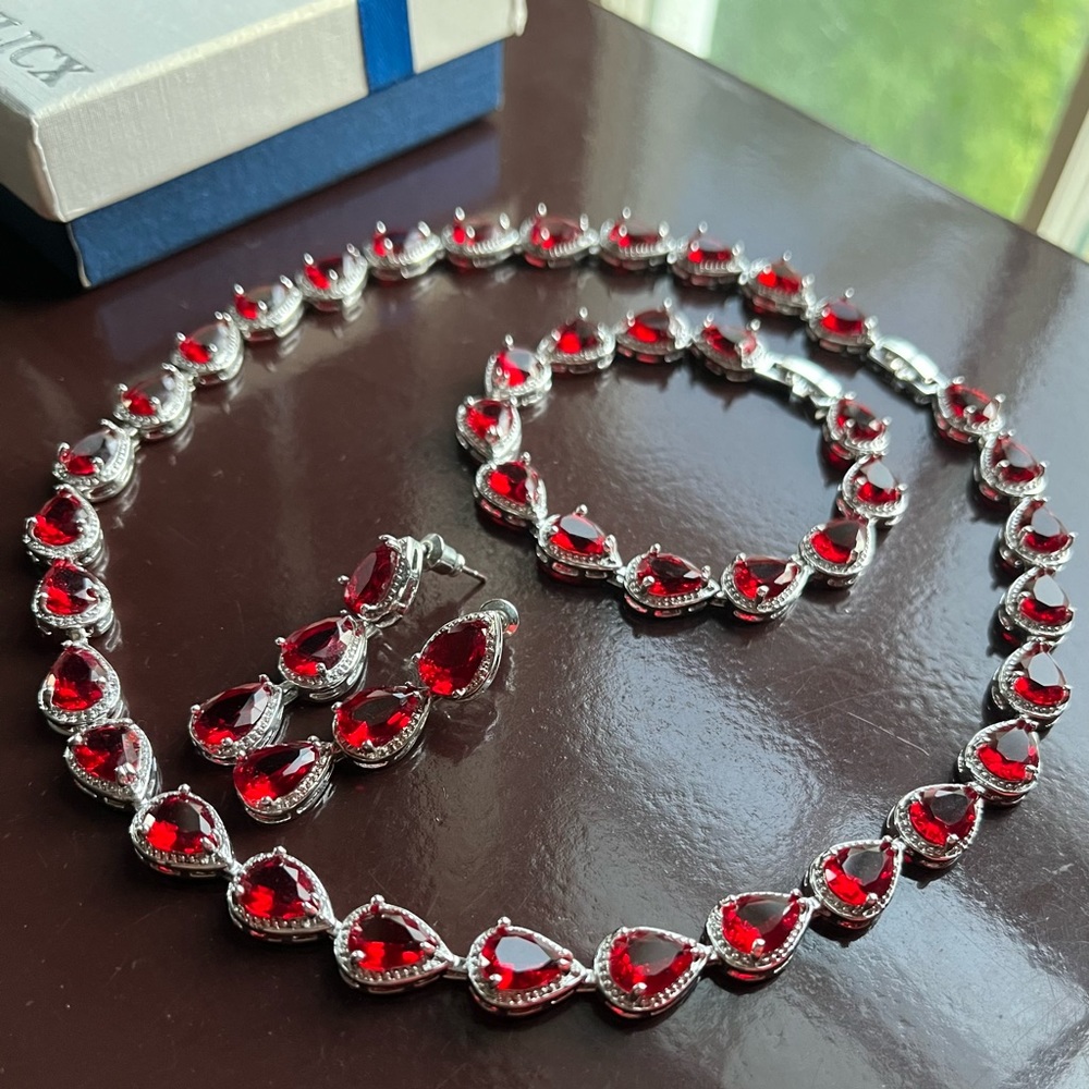 Red Rhinestone Wreath Necklace Set - Picture 5 of 6